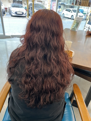 청주시 여자 굵은히피펌 모발 뿌리부터 시작되는 컬이 전체적으로 풍성한 볼륨 연출 시술 사례 이미지 1