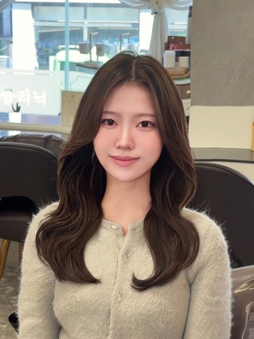 엘리자벳펌 얼굴선을 따라 흐르는 굵은 컬로 비어 보이는 옆라인을 채워주고 전체 윤을 한층 더 부드럽게 정리해드렸어요부담스럽지 않은 볼륨감으로 여리여리한 분위기까지 자연스럽게.